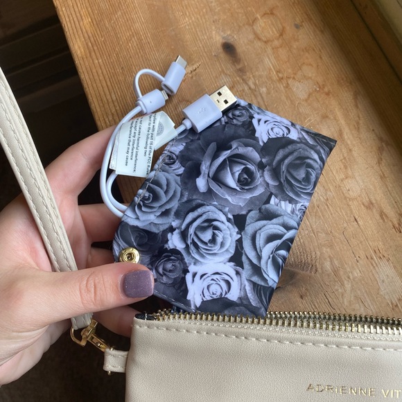 Adrienne vittadini cream charging clutch - Picture 2 of 3